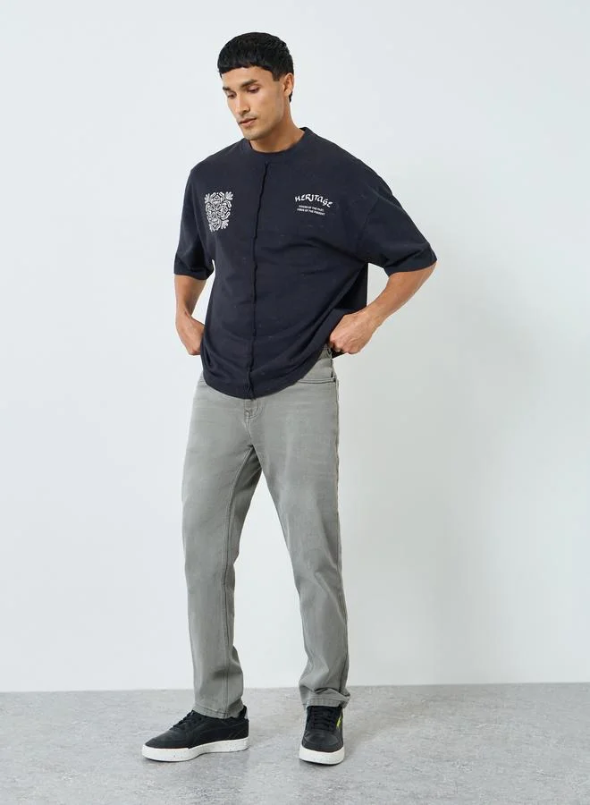 ستايلي تيشيرت بوكسي بطبعة جرافيك وتفاصيل مشطوفة